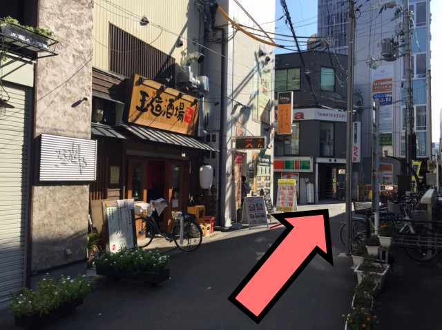 ③高架下を直進します