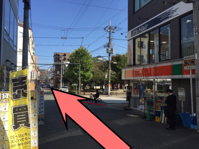 ④交差点を直進します