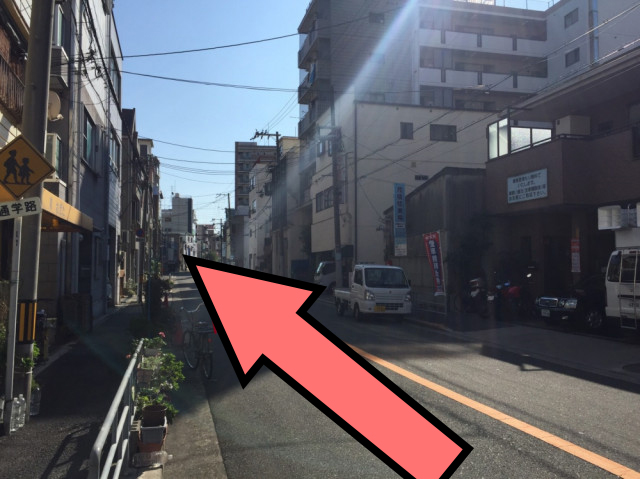 ②階段を上がります