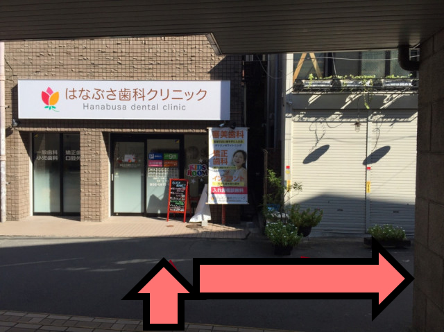 ②右に曲がり大通りを直進します